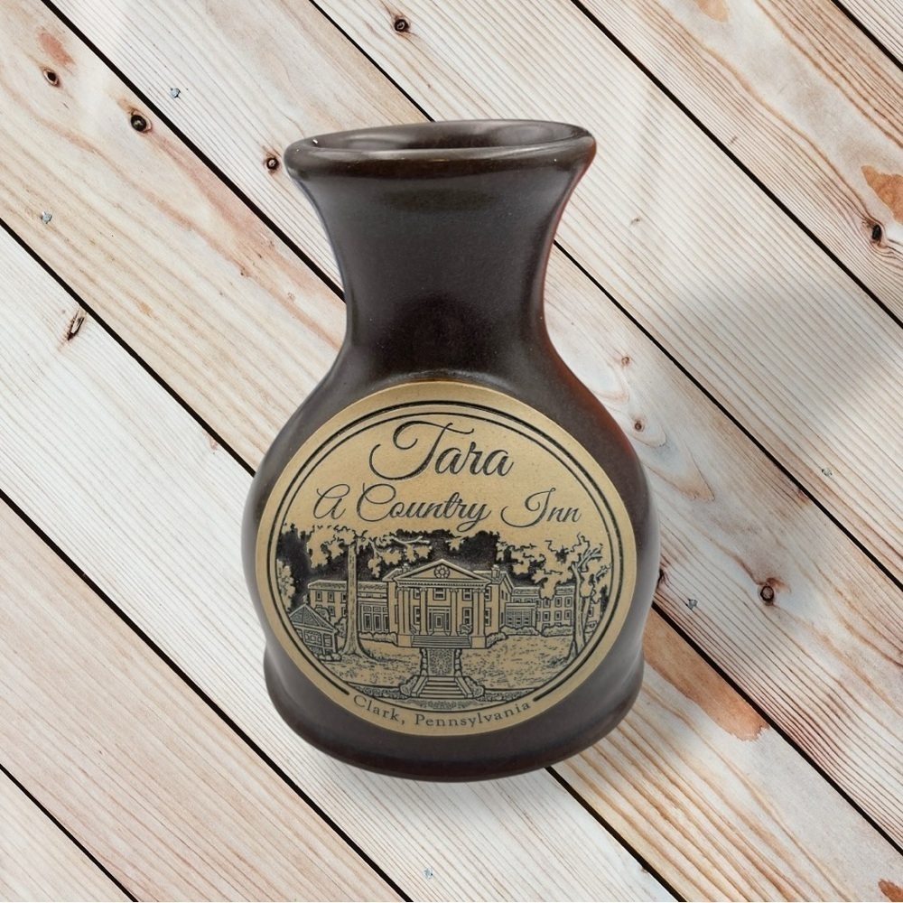 TARA COUNTRY INN BED & BREAKFAST DENEEN POTTERY, CLARK, PA SMALL VASE
